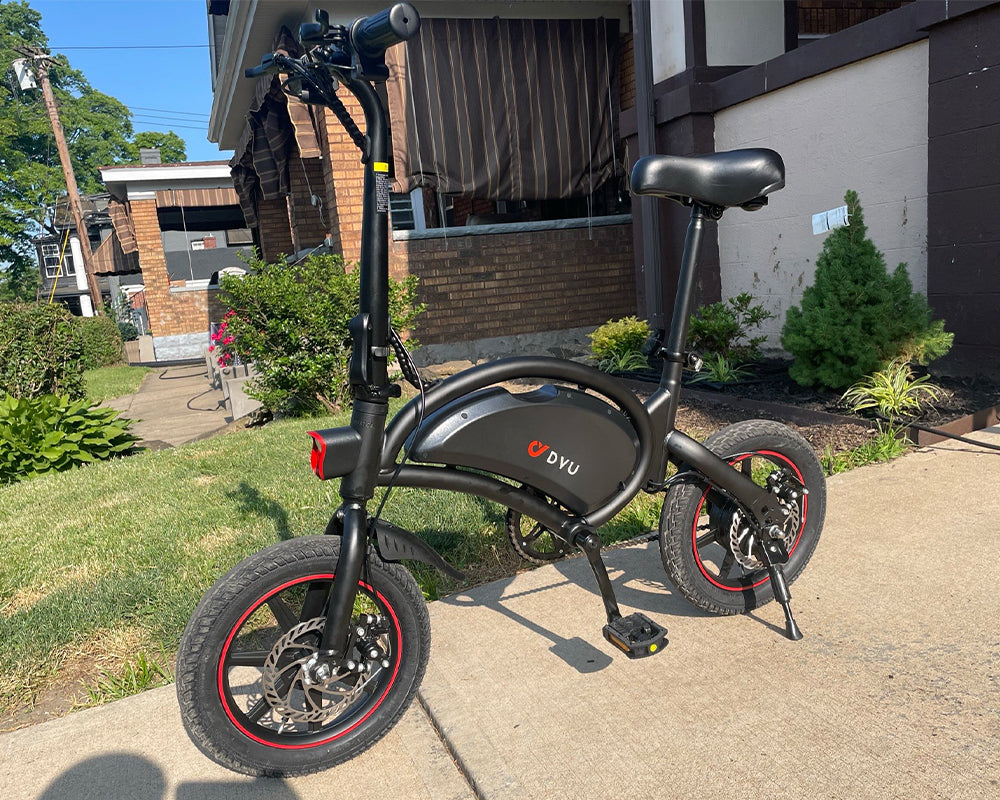 Customer singeta Vreeland is riding a DYU electric bicycle