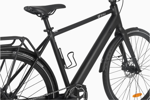 DYU Stroll 1 elektrische fiets met zwart aluminium frame en fietsendrager. DYU Stroll 1 elektrische fiets met zwart aluminium frame en fietsendrager.
