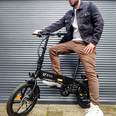Man in zwarte jas op DYU A1F fiets, stijlvol en comfortabel voor dagelijks gebruik. Man in zwarte jas op DYU A1F fiets, stijlvol en comfortabel voor dagelijks gebruik.