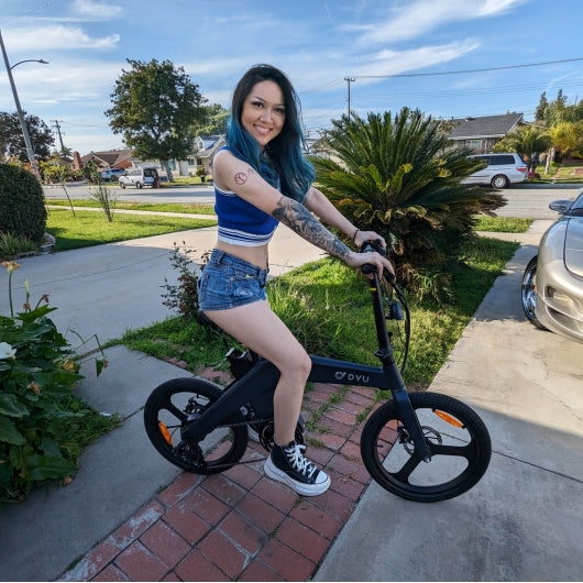 Customer Vincenzo Ielo is riding a DYU electric bicycle with helmet.