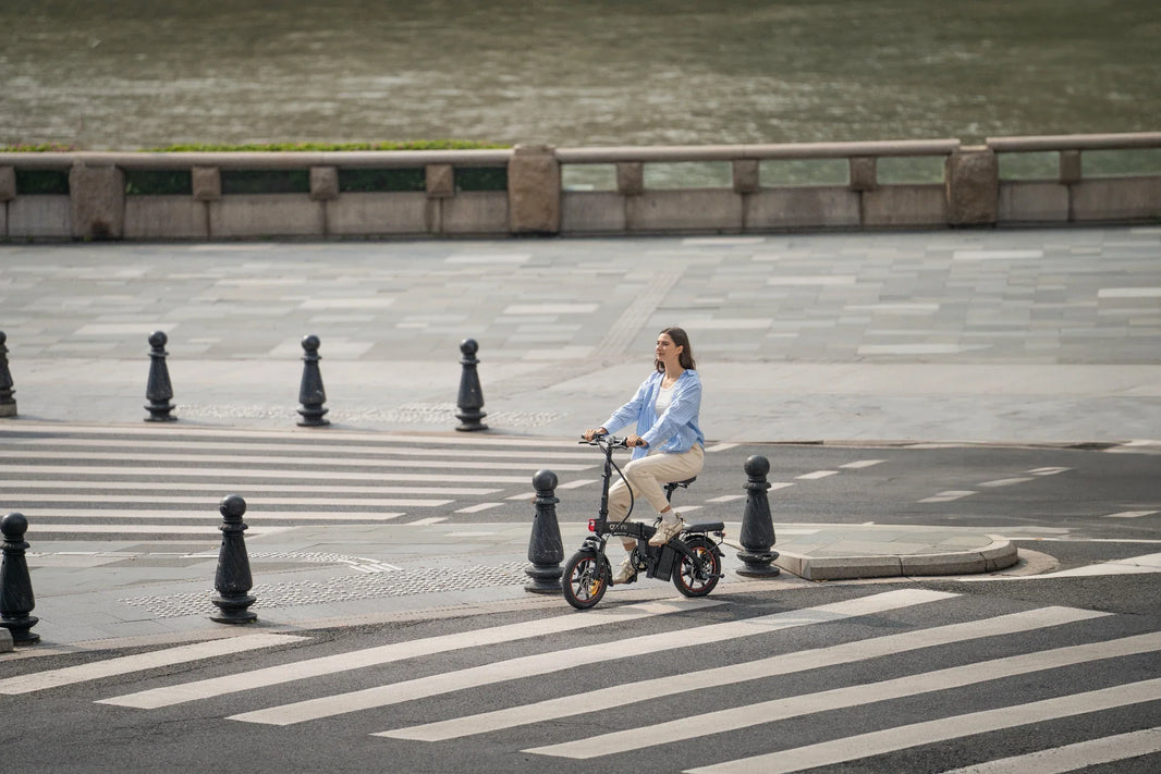DYU A5 compacte e-bike op weg naar kantoorstalling in Nederland