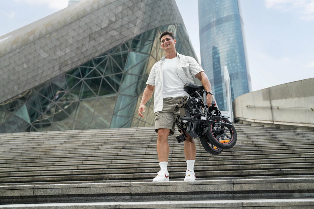 DYU A5 vouw e-bike opgevouwen gedragen bij trap voor Nederlandse opberggids