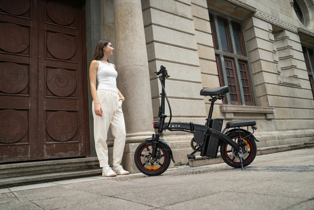 DYU A5 e-bike met afstandsvergrendeling bij een Nederlands gebouw