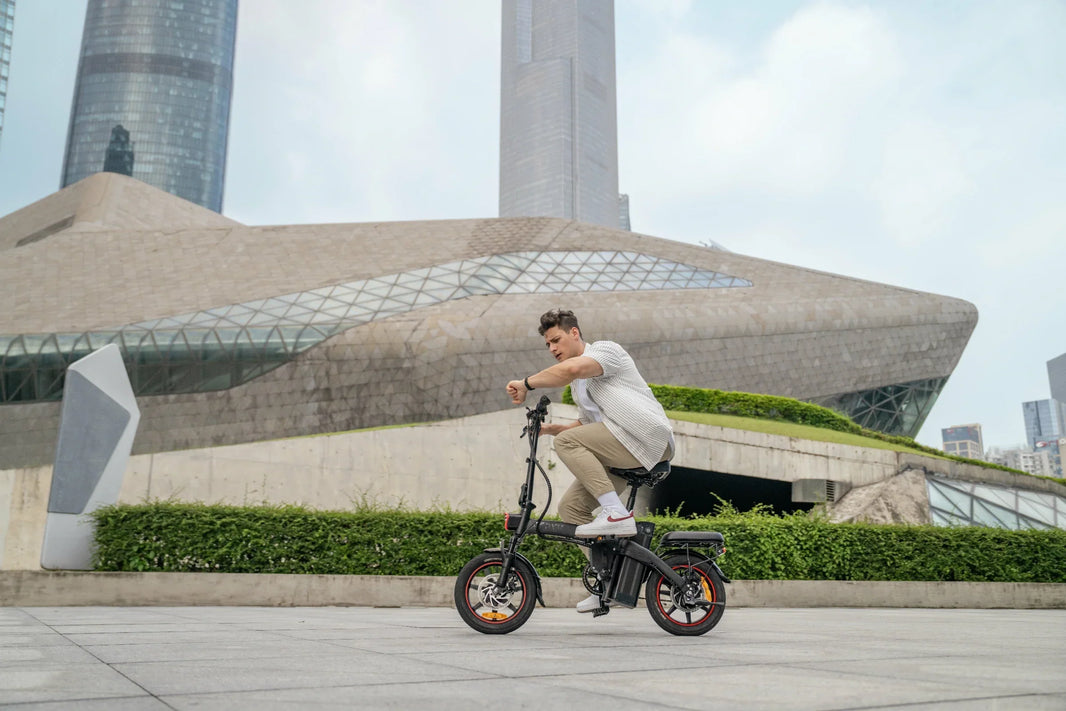 E-bike verlichting checklist voor avondritten met stadsachtergrond
