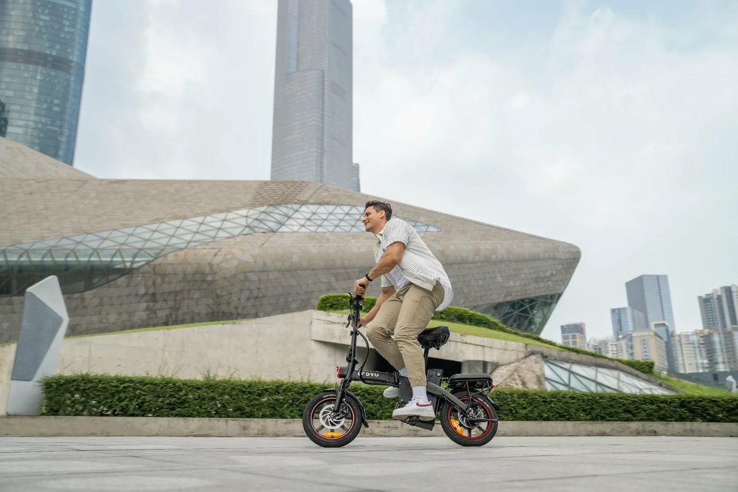 DYU A5 compacte e-bike in de stad voor een tramhalte gids Nederland
