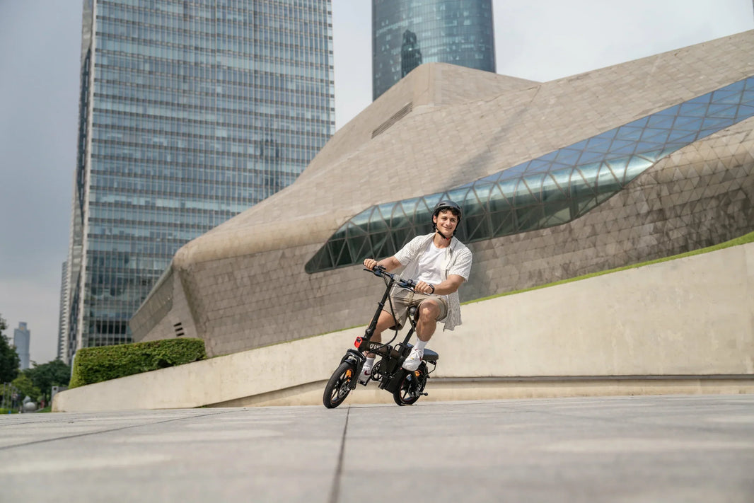 DYU A5 vouw e-bike rijdt met helm door een stadsplein