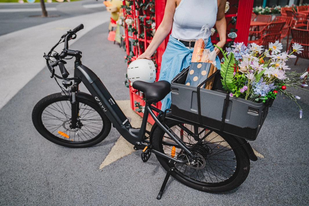 DYU C1 e-bike met bloemen en boodschappen op een Nederlandse markt