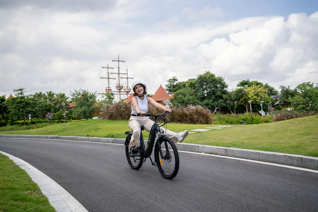 DYU C1 stads e-bike op een open route