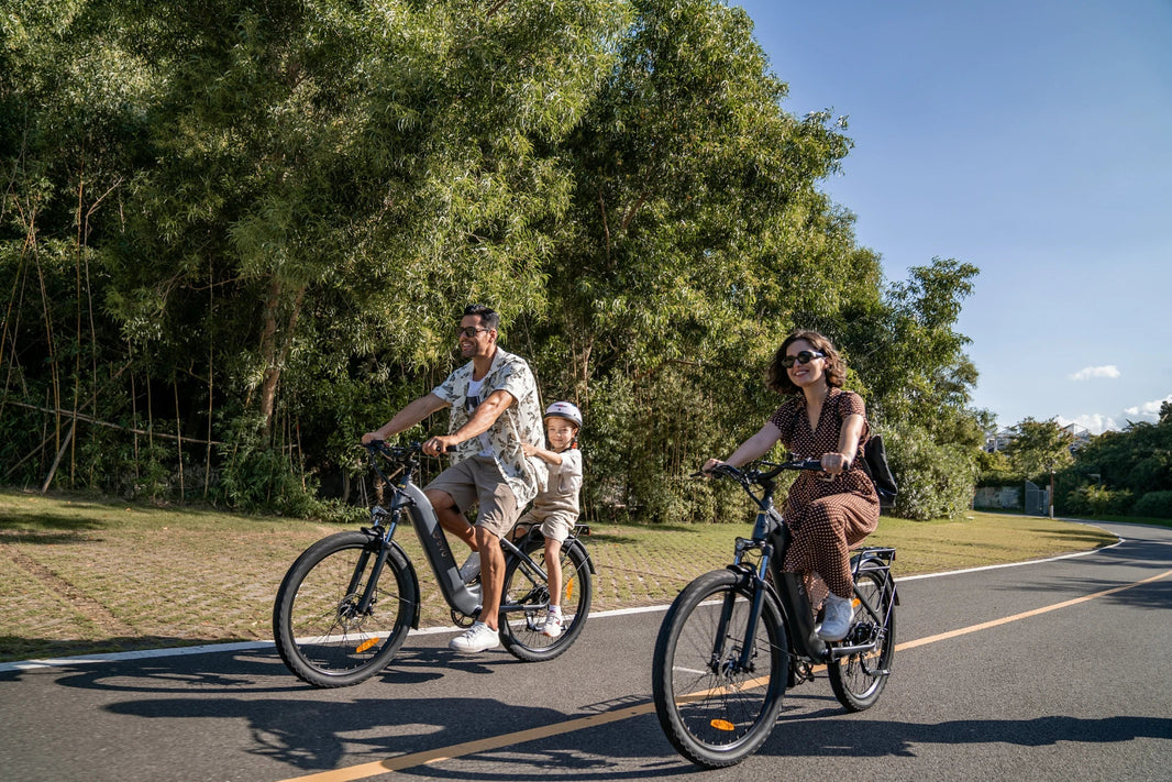 DYU C1 e-bike op een zonnige parkroute in Nederland