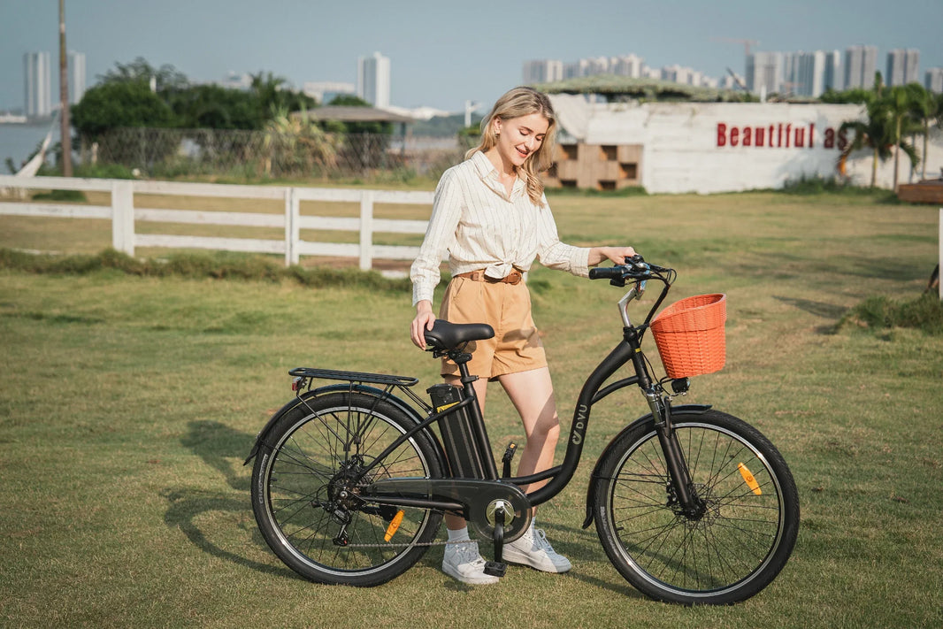 DYU C6 e-bike lopend door de stad