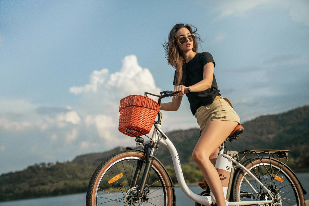 DYU C6 Pro e-bike bij een schilderachtig meer voor regenremmen