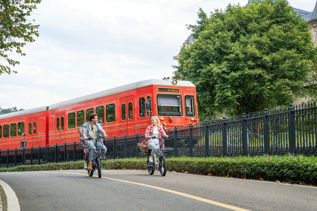 DYU C9 lange afstand e-bike weekend gids bij een rode trein