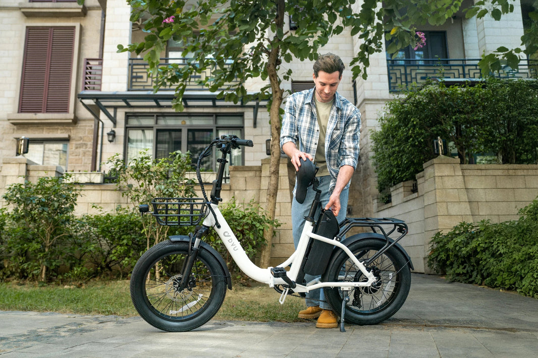 DYU C9 e-bike waarbij de zadelhoogte wordt ingesteld voor Nederlandse fietspaden