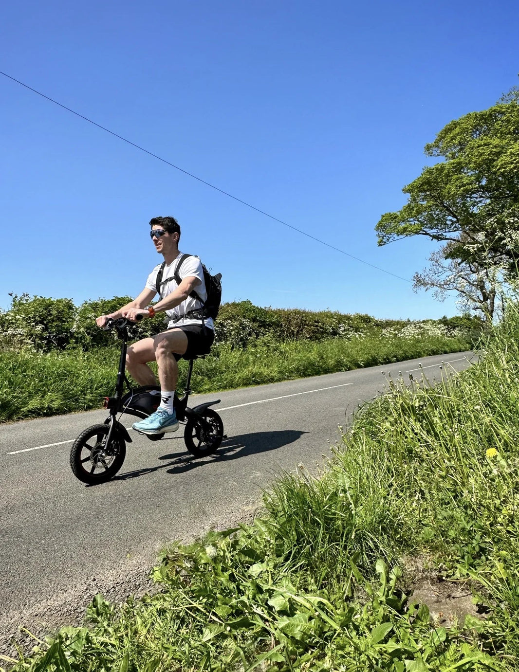DYU D3S mini e-bike op een landelijke Nederlandse weg