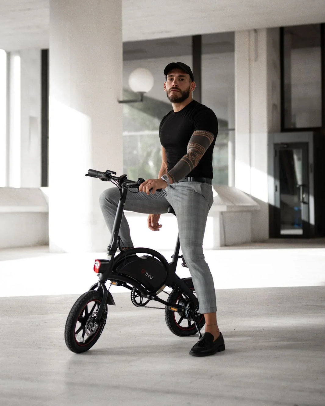 DYU D3S mini e-bike tijdens remcontrole in Nederland