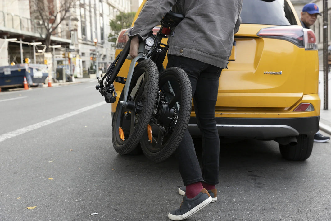 DYU T1 vouw e-bike op straat voor treinreizen in Nederland