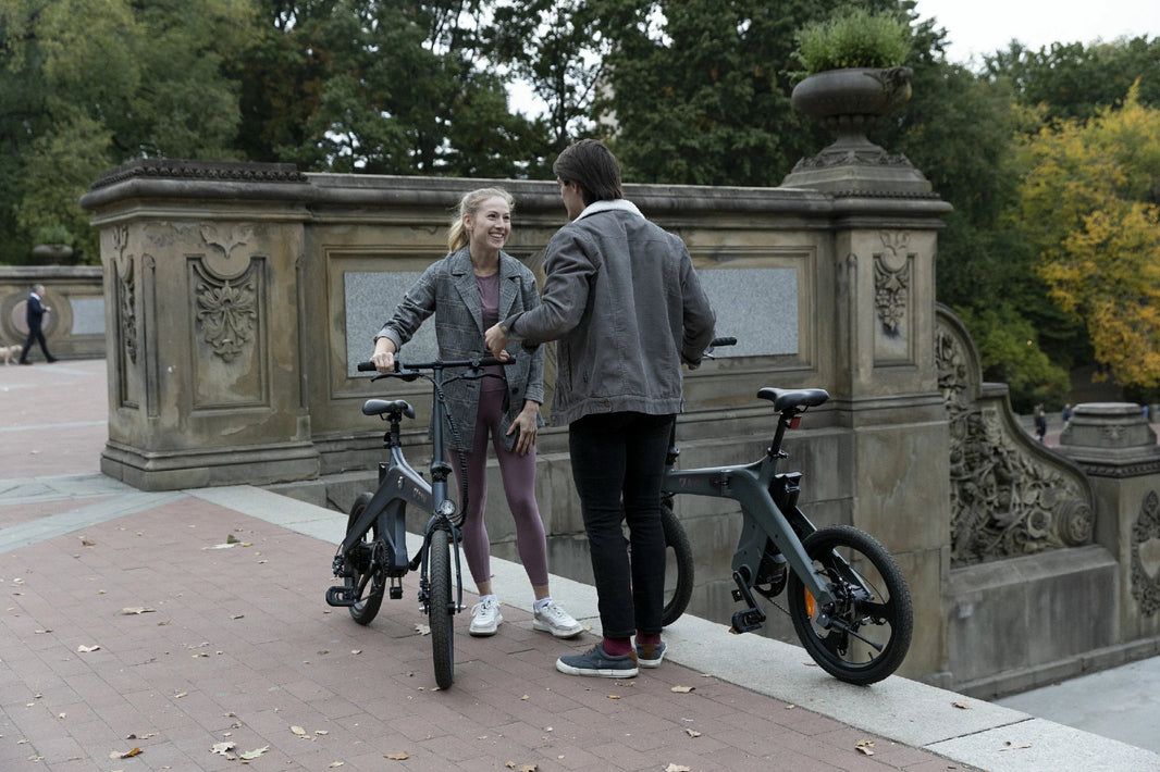 DYU T1 vouw e-bike bij een monument voor Nederlandse treinritten