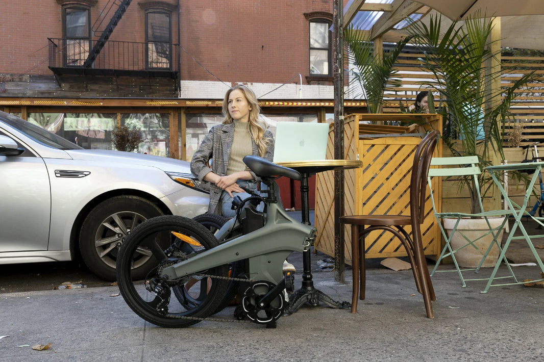 DYU T1 e-bike bij een café als voorbeeld voor e-bike accu laden in de zomer