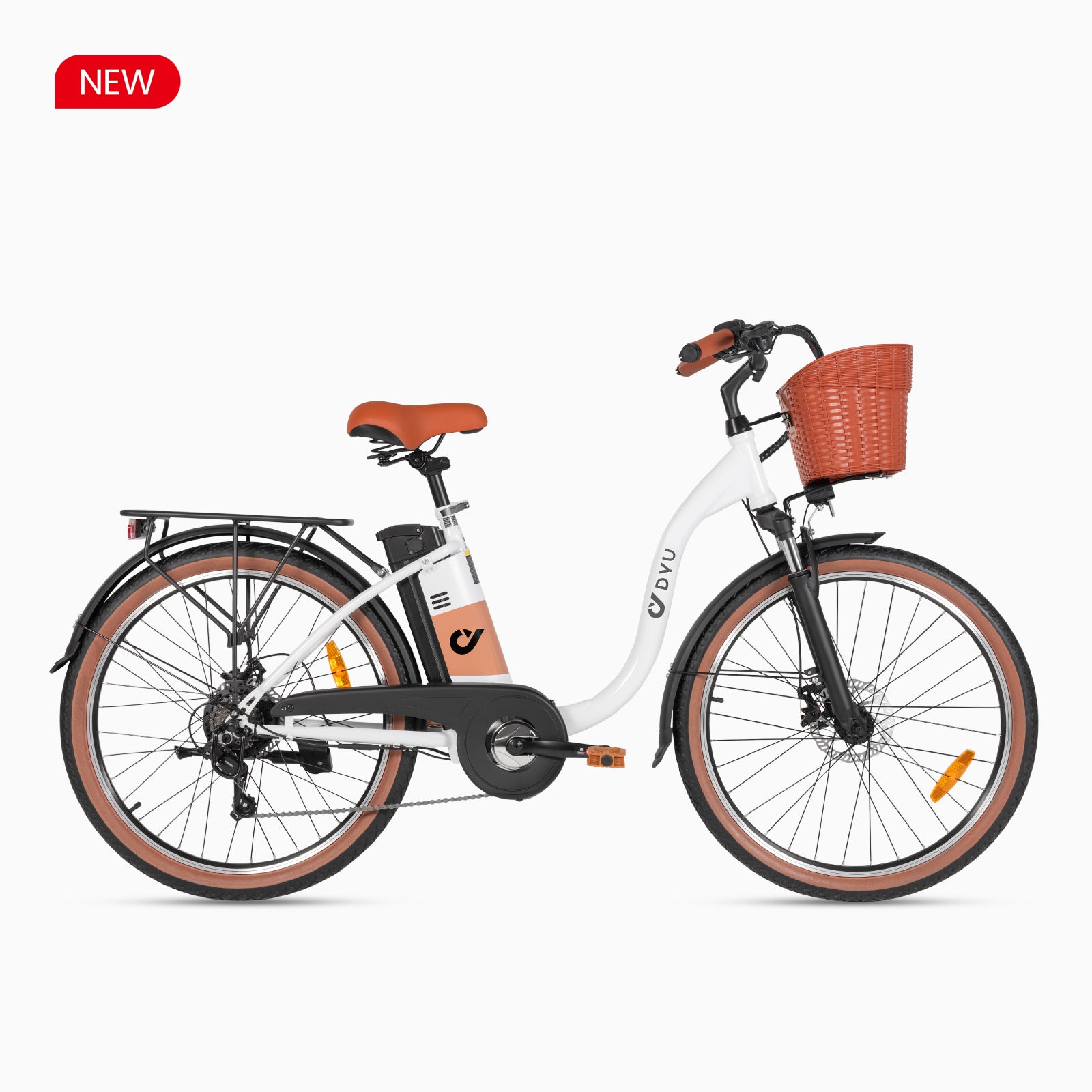 Vrouw met DYU C6 Pro elektrische fiets met oranje mand en bruin zadel op straat.