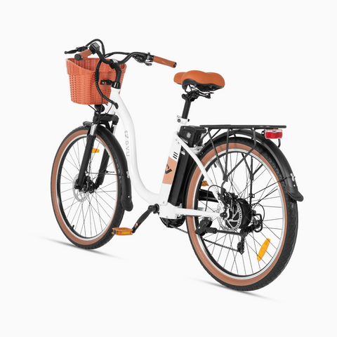 DYU C6 Pro 26 inch stadsfiets met oranje mand en luxe bruin zadel, ideale voor dagelijks gebruik.