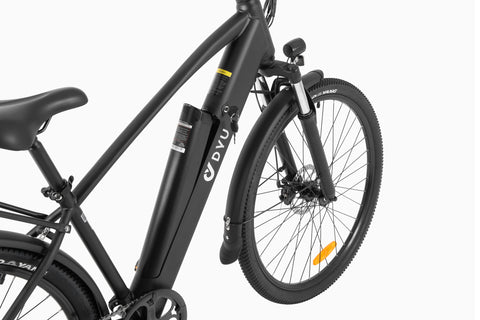 DYU C5 27.5 inch zwarte stadsfiets met geïntegreerde batterij en stevige voorwiel.