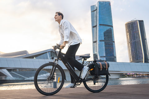 Man op DYU C5 27.5 inch elektrische fiets in zwart, met moderne skyline op de achtergrond.