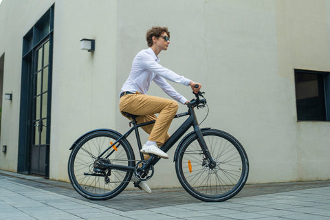 Man op stijlvolle zwarte DYU Stroll 1 elektrische fiets met slank aluminium frame.