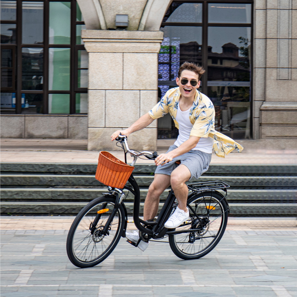 Man die rijdt op DYU C6 elektrische fiets met oranje mand en zonnige outfit.